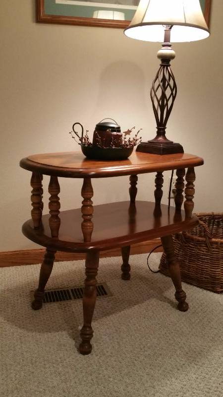 lot 20 image: Oblong  End Table
