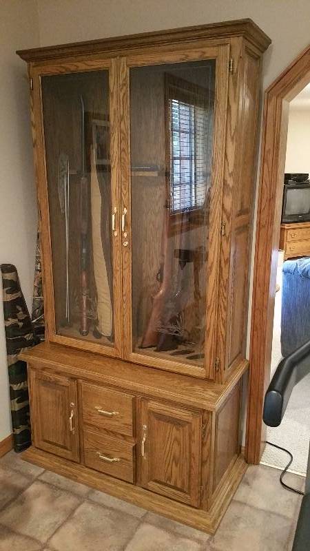 lot 24 image: Oak Raised Panel Gun Cabinet