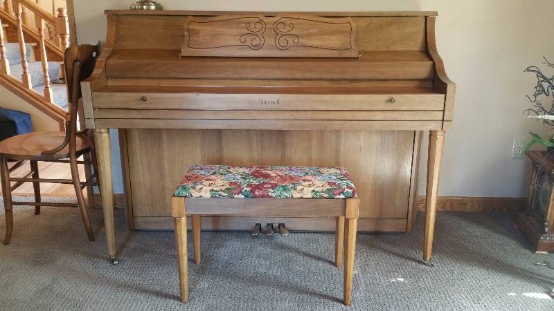 lot 28 image: Kimball Piano