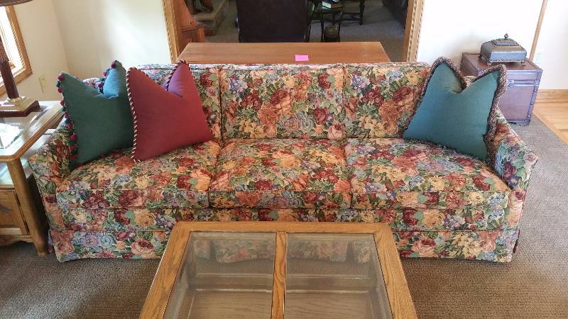 lot 31 image: Lush Floral Dcor Sofa