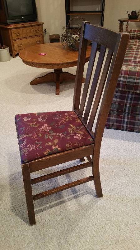 lot 44 image: Vintage Oak Chair