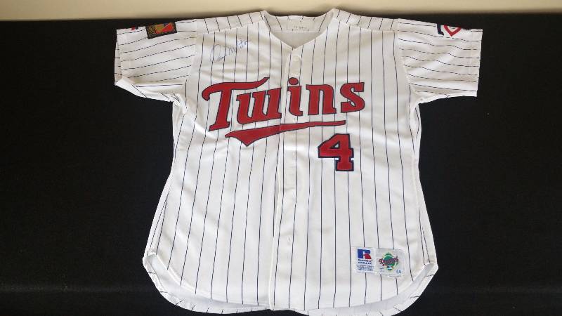 lot 54 image: Paul Molitor Autographed Twins Jersey