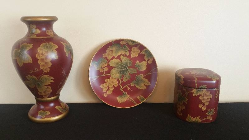 lot 35B image: Raymond Waites Grape Vine Ceramics