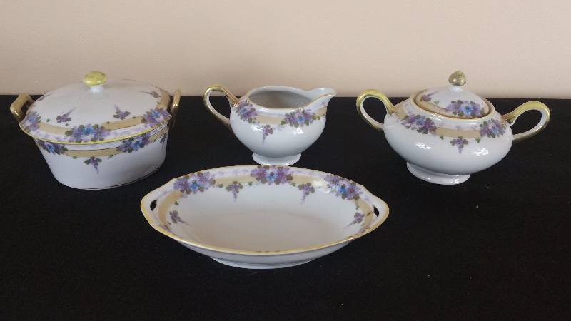 lot 103 image: Antique Tohina E OH Matching Blue & Purple Set