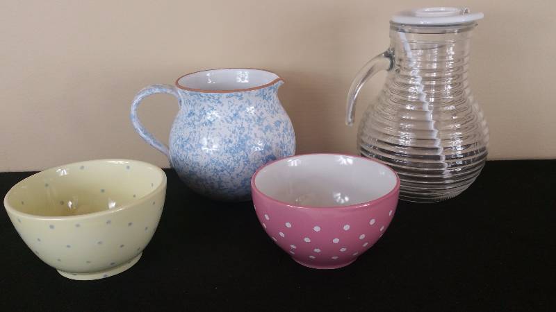 lot 108 image: Italian Kitchenware  Two Cute Bowls