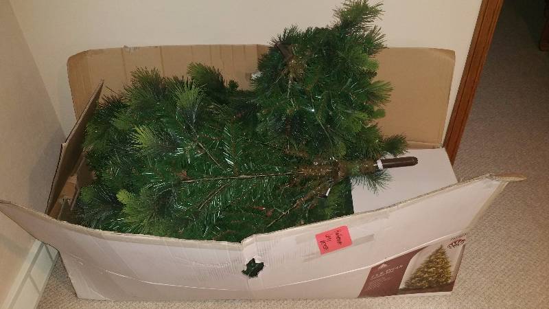 lot 129 image: 7.5 Ft Pre-Lit Carolina Pine Christmas Tree