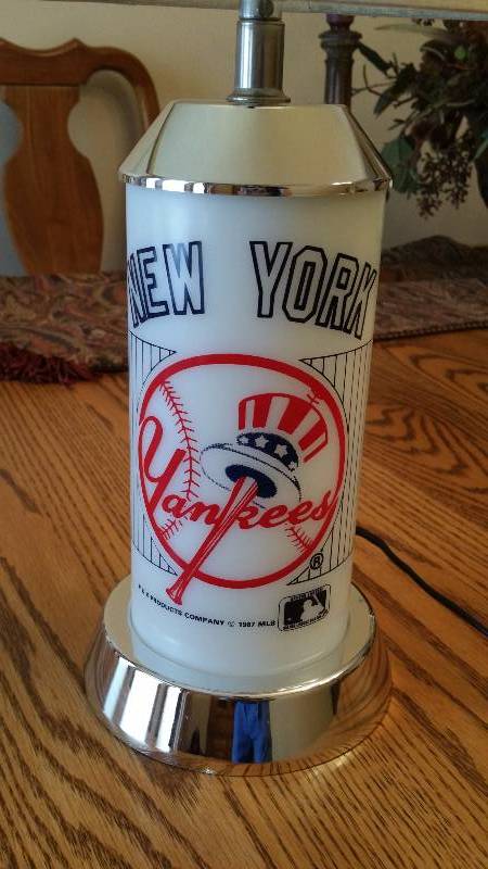 lot 65B image: 1987 New York Yankees Table Lamp