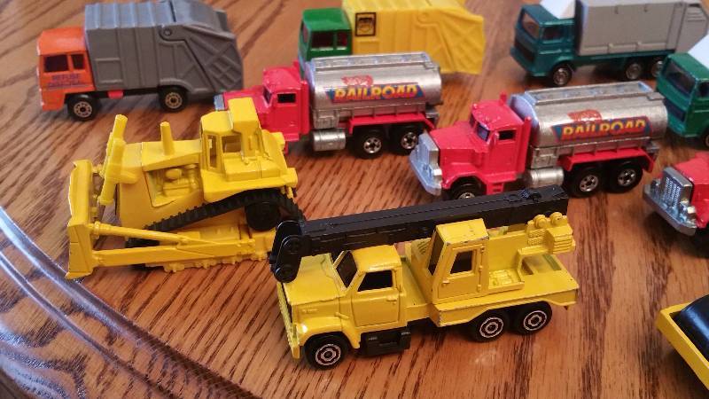 lot 82B image: (10) 1979 Hotwheels Construction 164 Die Cast Cars