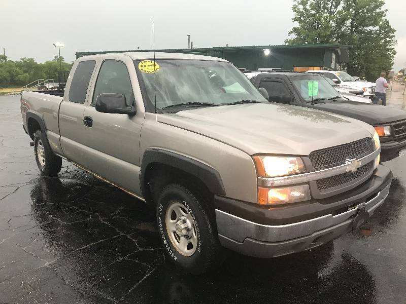 lot 2 image: 2003 Chevrolet Silverado 4x4