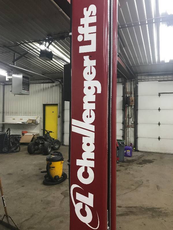 lot 24 image: 10,000lbs Car Hoist...LIKE NEW