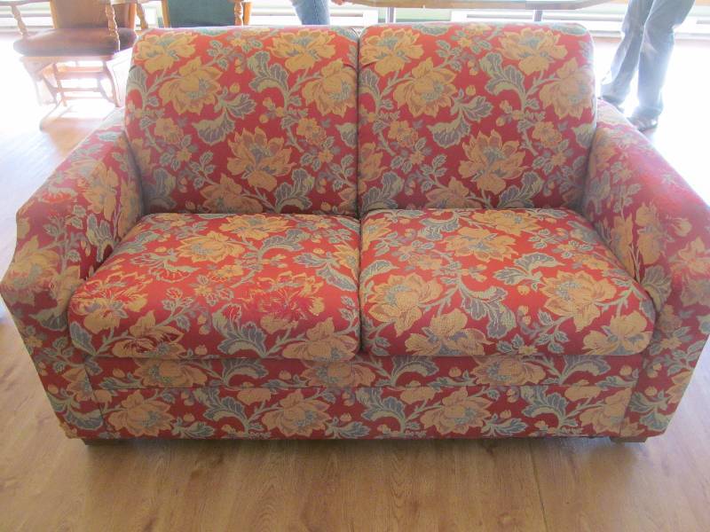 lot 36 image: love seat