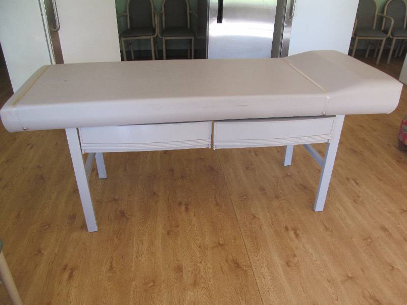 lot 39 image: massage table