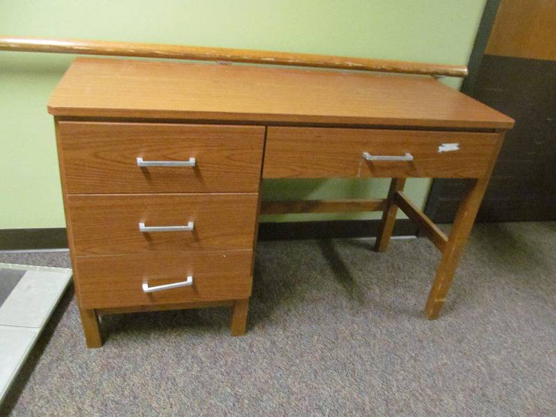 lot 85 image: desk