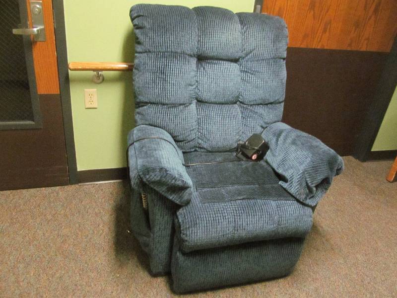 lot 86 image: lift chair