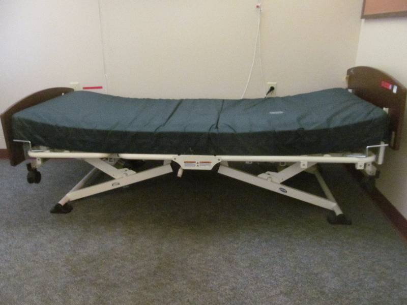 lot 91 image: (103) Invacare bed