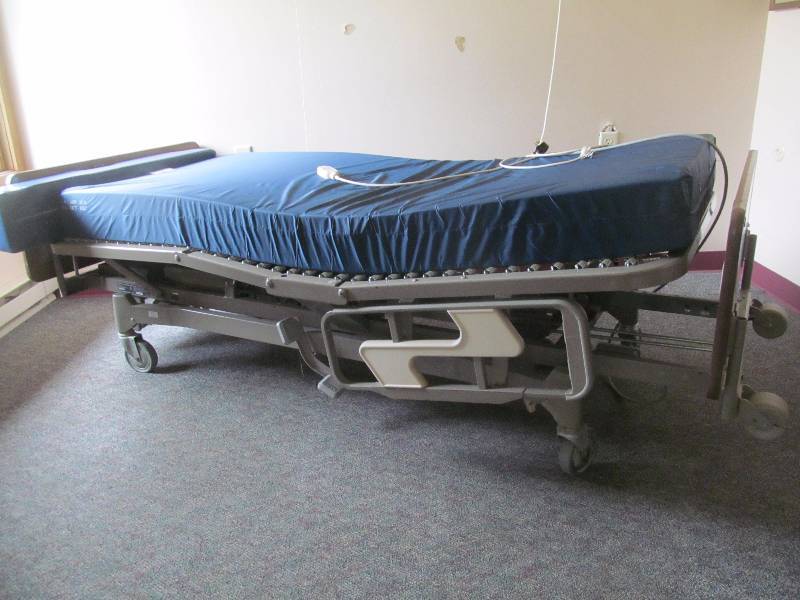 lot 97 image: (104) Invacare bed