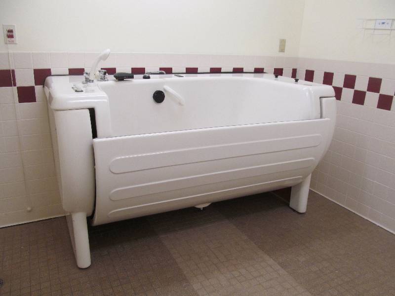 lot 120 image: (Bathing room) Master care bath tub