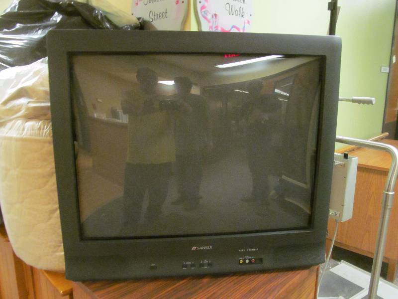 lot 121 image: (hall) Sansui TV