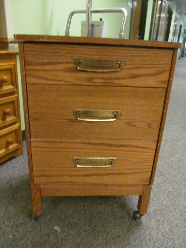 lot 122 image: (hall)storage cart