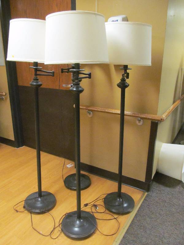lot 136 image: (hall) lamps
