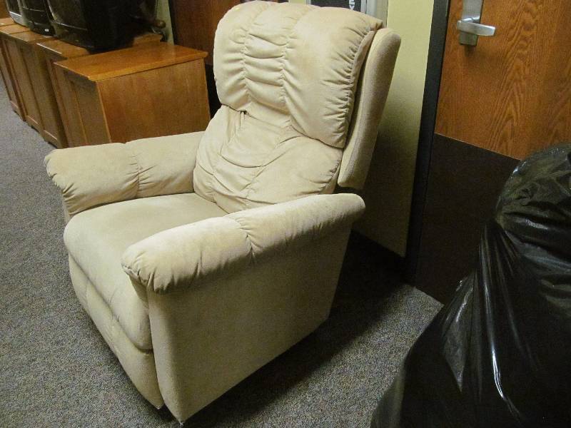 lot 140 image: (hall) rocker recliner