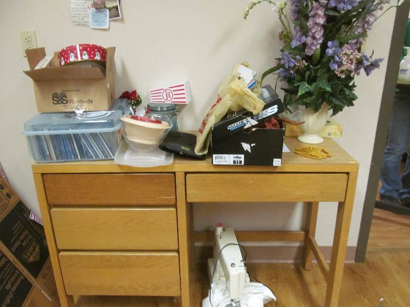 lot 181 image: (activity) desk ,sewing machine, craft items