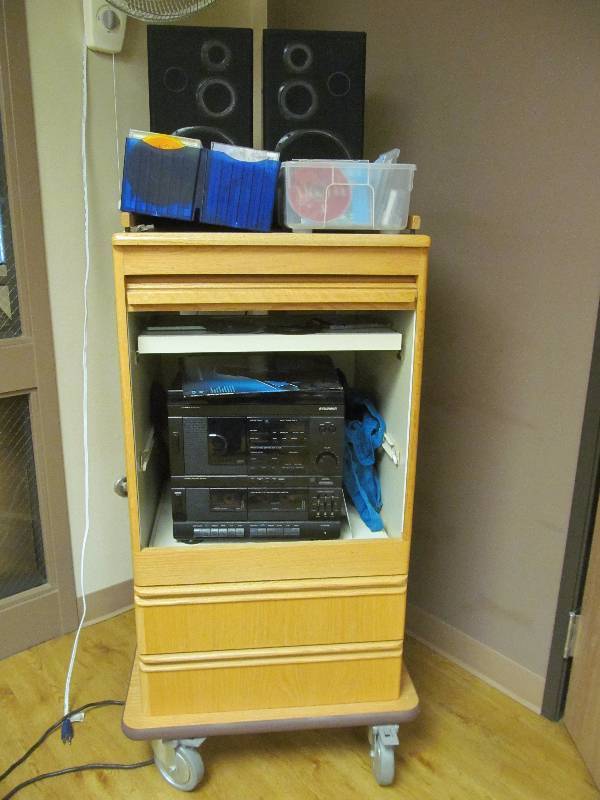lot 188 image: (104) entertainment cart on wheels, cds, radio