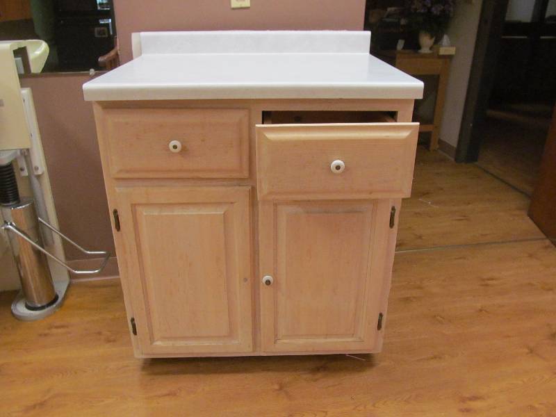 lot 190 image: (104)cabinet
