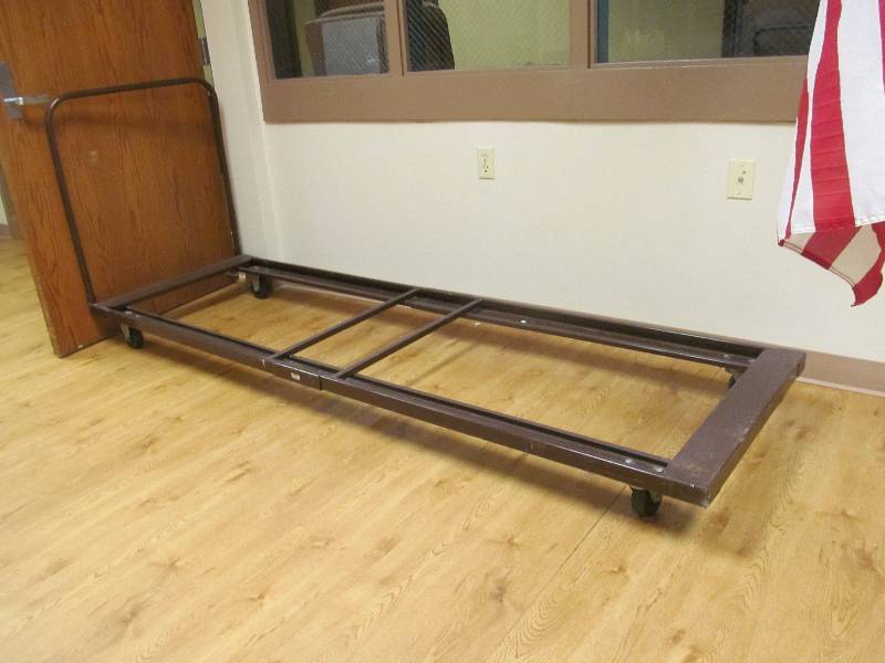 lot 198 image: (104) table cart