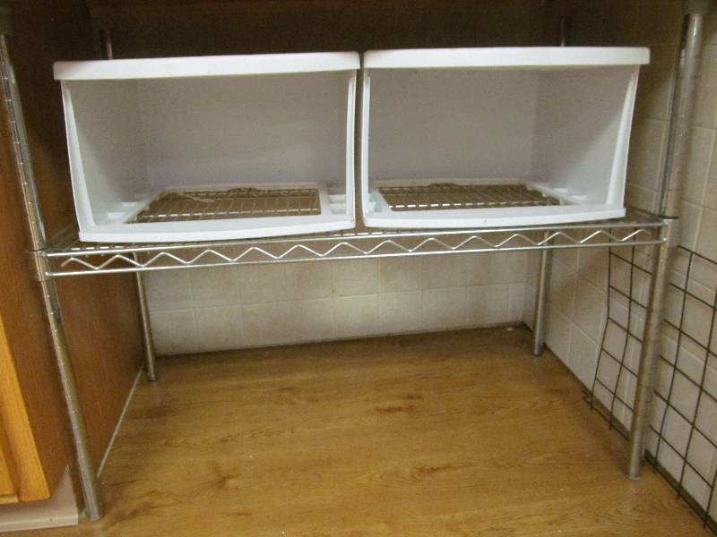 lot 204 image: (104) metal shelf