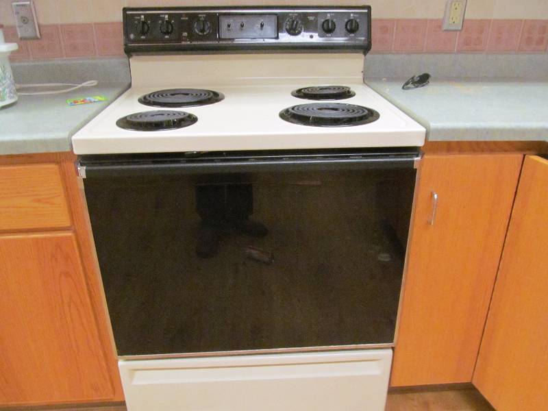 lot 209 image: (104) GE electric stove