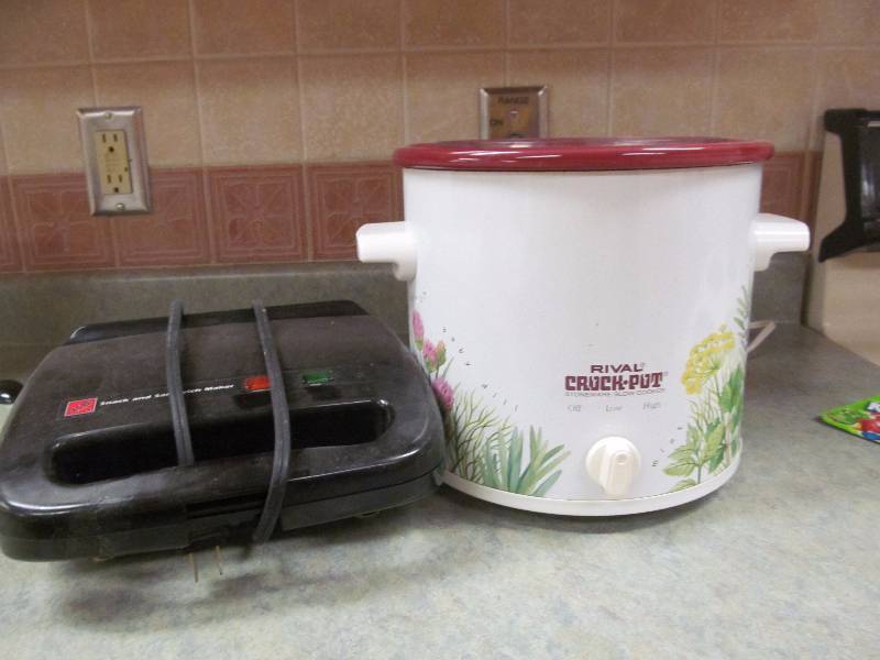lot 210 image: (104) crock pot, sandwich maker, snack maker