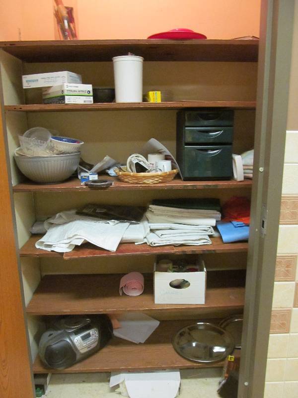 lot 212 image: (104) closet contents