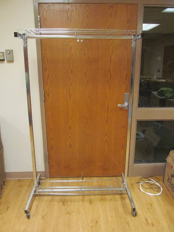 lot 214 image: laundry rack