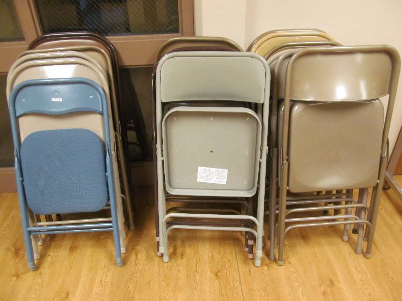 lot 215 image: (104) FOLDING CHAIRS