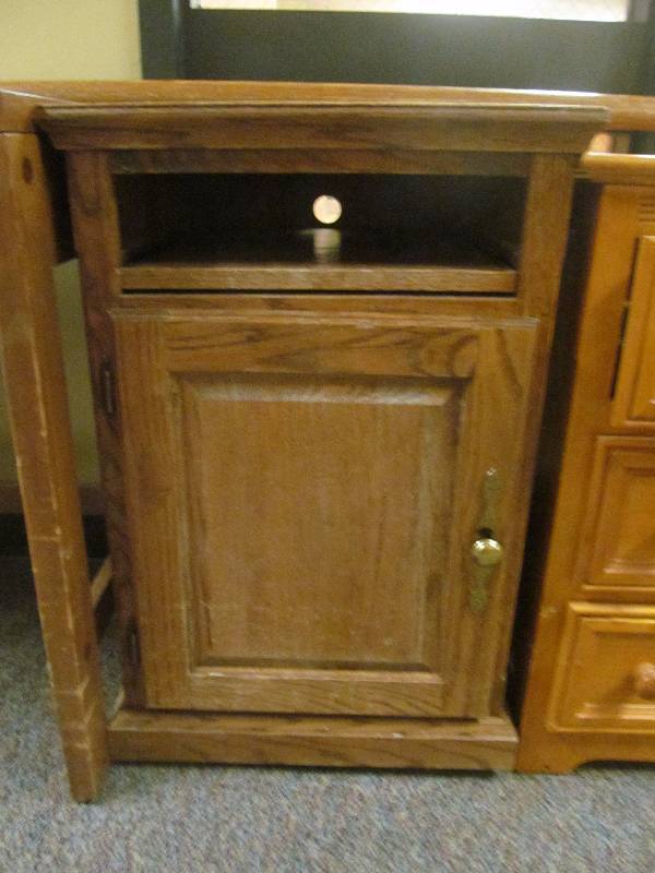 lot 221 image: end table