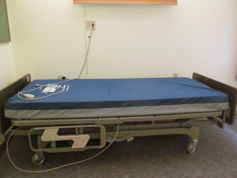 lot 259 image: (117) Hil Rom Century bed