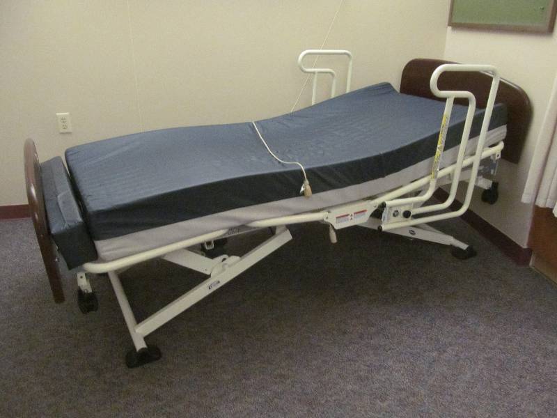 lot 277 image: (119) Invacare bed
