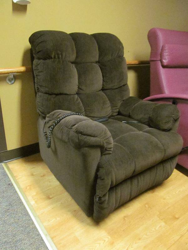 lot 280 image: (hall) lift chair