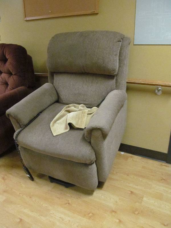 lot 293 image: (hall)lift chair