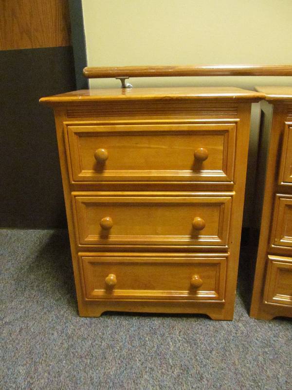 lot 366 image: Nite stand