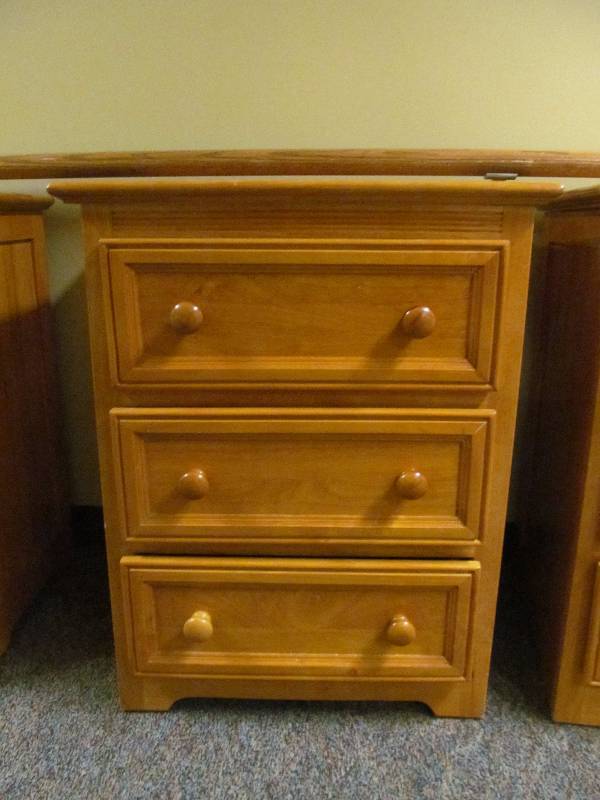 lot 370 image: Nite stand