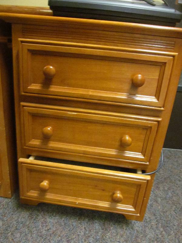lot 372 image: Nite stand