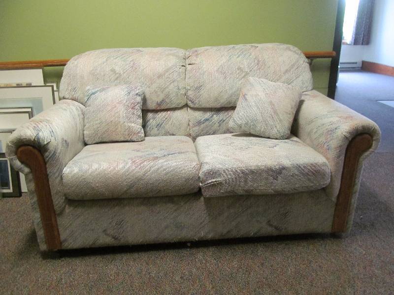 lot 413 image: (hall)loveseat sleeper