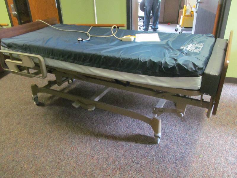 lot 433 image: Hil Rom Century bed