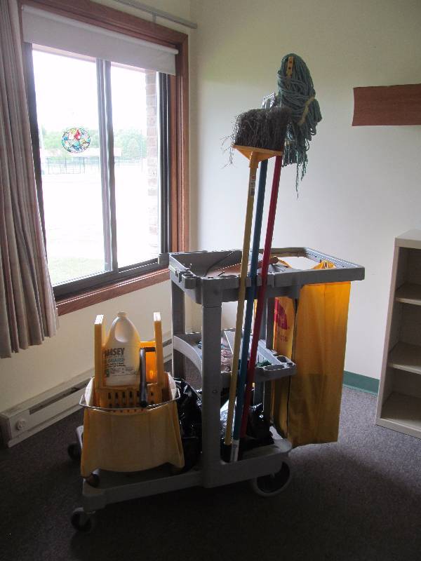 lot 437 image: cleaning cart