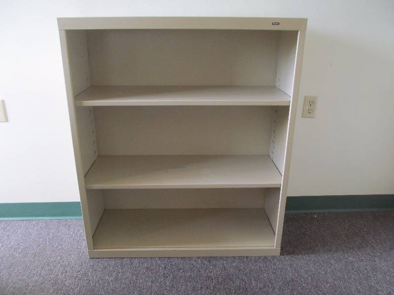 lot 438 image: shelf