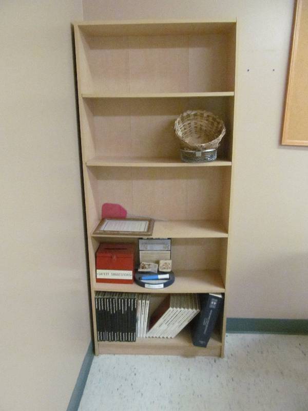 lot 466 image: book shelf