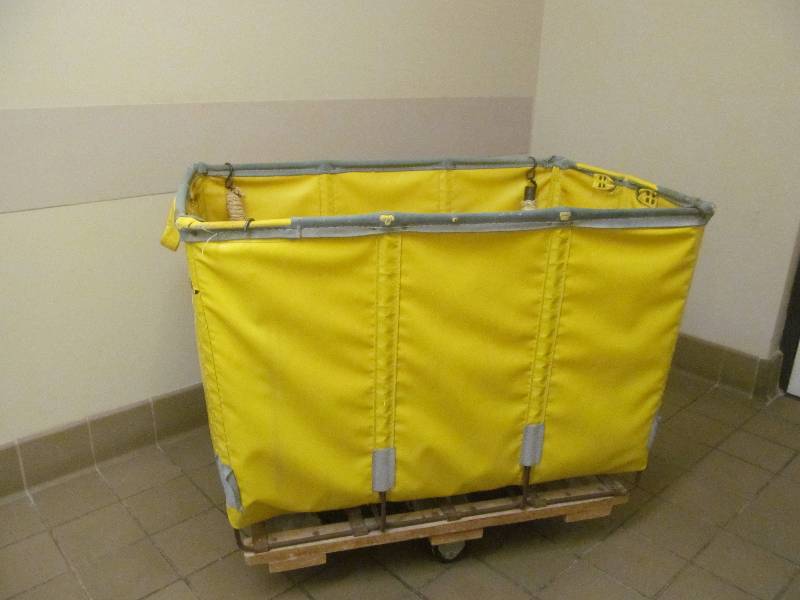 lot 480 image: laundry cart
