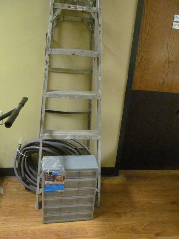 lot 486 image: Werner ladder , hose, organizer